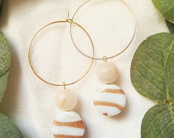 Aros colgantes de oro con cuentas: calcedonia blanca y cristal de oro blanco, acero inoxidable chapado en oro de 24 k.