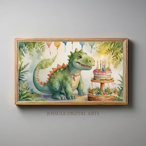 Puede incluir: Un dinosaurio verde con una cinta roja alrededor del cuello mira un pastel de cumpleaños con velas encendidas. El pastel está en un soporte blanco con hojas verdes y bayas. Hay globos de colores en el fondo.