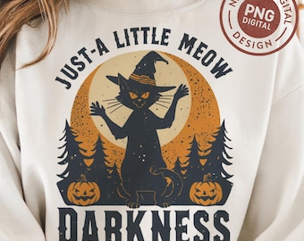 Könnte beinhalten: Cremefarbenes Sweatshirt mit einem Halloween-Motiv. Das Design zeigt eine schwarze Katze mit Hexenhut vor einem Vollmond, umgeben von Kürbissen und Bäumen. Der Text lautet "JUST-A LITTLE MEOW DARKNESS".