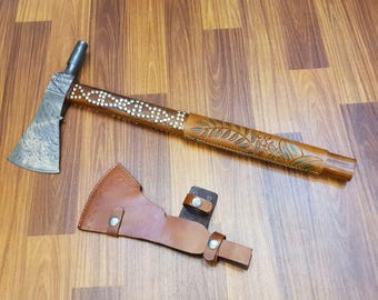Hacha vikinga de acero de Damasco hecha a mano: mango de madera grabado, funda de cuero.