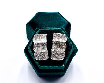 Fantastic snap earrings in 18k white gold wave model and pavé diamonds DEF VS 3.60 ct of diamonds.