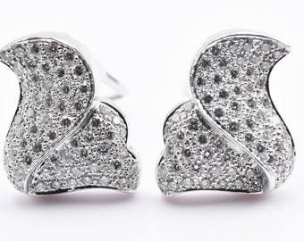 Fantastic petal model earrings in 18K white gold and high quality natural round cut diamonds for a total of 2.70ct.