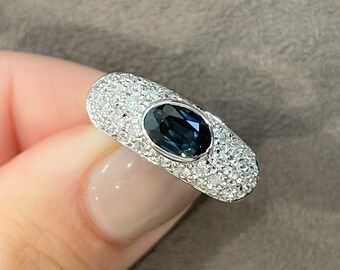 Elegant ring in 18K white gold contour model with 100% natural Australian sapphire of good quality of 1.60 ct and pavé diamonds