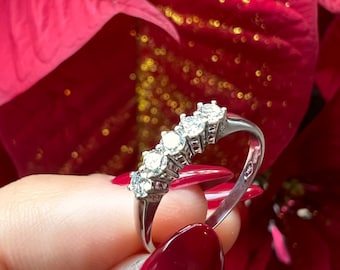 Wunderschöner MADE IN ITALY-Ring aus 18 Karat Weißgold und 5 hochwertigen, 100 % natürlichen weißen Diamanten von 0,35 ct.