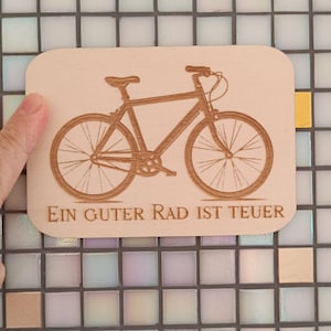 Holzpostkarte mit Fahrrad und Wortwitz – "Ein guter Rad ist teuer" – Geschenk für Radfahrer:innen – Gravur auf Holz – 14,8 x 10,4 cm