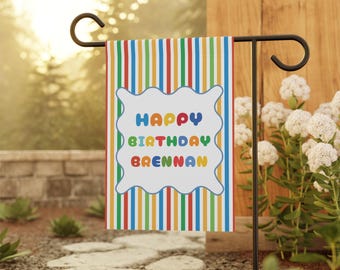 Bandiera da giardino personalizzata per compleanno, cartello da giardino personalizzato "Buon compleanno", bandiera a strisce colorate con nome personalizzato, striscione di benvenuto per feste a strisce blu