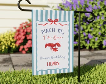 Bandiera da giardino per la festa di compleanno "Pinch Me I’m One", cartello di benvenuto personalizzato per il primo compleanno con aragosta, striscione per la festa di primo compleanno a tema nautico e costiero.