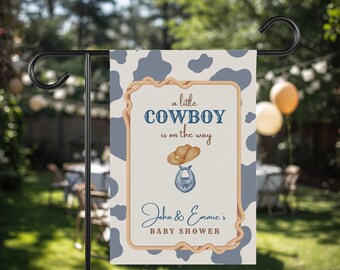 Bandiera da giardino per baby shower "Little Cowboy on the Way", cartello di benvenuto personalizzato per feste a tema western, striscione da giardino con stampa mucca e nome del bambino, decorazione da rodeo
