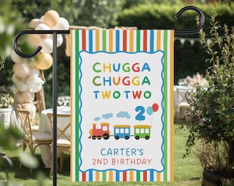 Bandiera da giardino per la festa di compleanno a tema trenino "Chugga Chugga Two Two", cartello di benvenuto personalizzato per il compleanno del bambino, striscione per feste a strisce colorate.