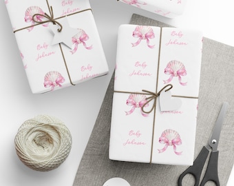 Papel de regalo para baby shower "Shell Be Here Soon", envoltorio de regalo personalizado rosa con perlas y conchas, empaque para fiesta de primer cumpleaños.