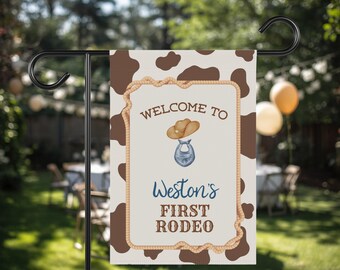 Bandiera da giardino per il primo compleanno a tema rodeo, cartello di benvenuto personalizzato per feste a tema western, striscione da giardino con stampa mucca e nome del bambino, decorazioni rustiche per feste a tema rodeo.