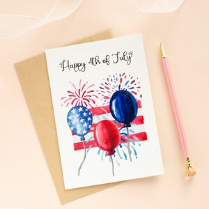 Tarjeta del 4 de julio, descarga digital, tarjeta del Día de los Caídos con bandera de acuarela, fuegos artificiales y globos, 2 tarjetas y sobres imprimibles