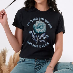 In Bloom ZEROBASEONE geïnspireerd T-shirt, ZB1-merchandise, ZB1-t-shirt, zerose, kpop-shirt, Youth in the Shade, blauwe roos, subtiele kpop-merchandise, ZB1-T-shirt