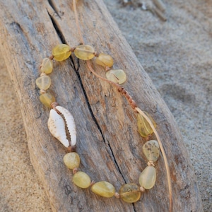 Op de afbeelding: Een set van drie keramische mokken met een gespikkelde, matte afwerking. De mokken zijn in tinten crème, lichtgrijs en donkergrijs. Elke mok heeft een eenvoudig, minimalistisch ontwerp en een afgeronde handgreep. Geschikt voor koffie, thee of andere dranken.