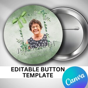 Op de afbeelding: Een groene en witte knooptemplate met een foto van een vrouw en de tekst "Julia Smith, 28 februari 1981 - 19 december 2023".