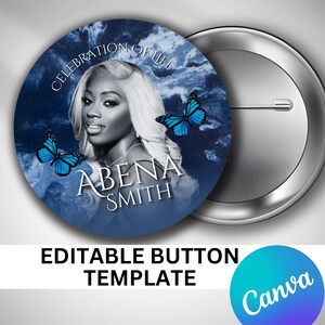 Op de afbeelding: Een blauwe en witte knop met een foto van een vrouw en de tekst "Celebration of Life Abena Smith" met twee blauwe vlinders.