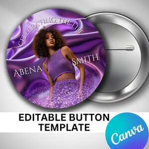 Puede incluir: Botón morado con una foto de una mujer con el pelo rizado que lleva una blusa y una falda moradas. El texto "Celebrating the Life" y "Smith" están en el botón. El texto "Abena" también está en el botón.