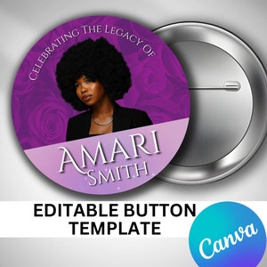 Op de afbeelding: Een paarse en witte knop met een foto van een vrouw met een afro en de tekst "Celebrating the Legacy of Amari Smith".