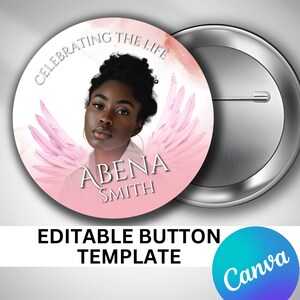 Op de afbeelding: Een roze en witte knop met een foto van een vrouw met vleugels. De tekst "Celebrating the Life" staat bovenaan de knop. De tekst "Abena Smith" staat onderaan de knop.