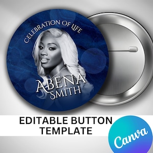 Op de afbeelding: Een blauwe en witte knop met een zwart-witfoto van een vrouw met de tekst "Celebration of Life" en "Abena Smith".
