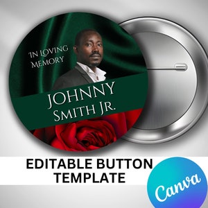 Op de afbeelding: Een groene en rode gedenkbadge met een foto van een man en de tekst "In Loving Memory Johnny Smith Jr."
