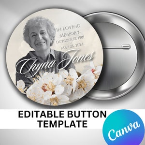 Könnte beinhalten: Ein weißer Knopf mit einem Schwarzweißfoto einer Frau mit weißen Blumen. Der Text auf dem Knopf lautet "In liebevoller Erinnerung, 18. Oktober 1981, 26. Mai 2024, Chyna Jones".