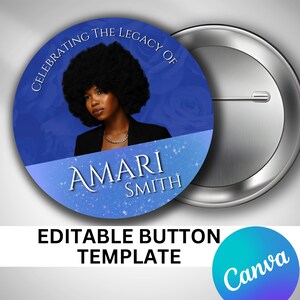 Op de afbeelding: Een blauwe en witte knop met een foto van een vrouw met een afro en de tekst "Celebrating the Legacy of Amari Smith".