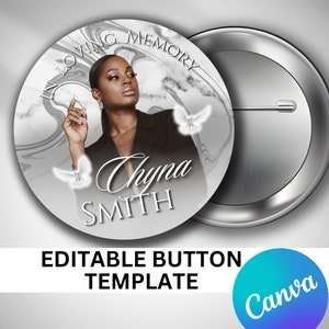 Puede incluir: Un botón de mármol blanco y gris con una foto en blanco y negro de una mujer. El botón tiene el texto "In Loving Memory Chyna Smith" en una fuente cursiva. El botón está unido a un alfiler plateado.