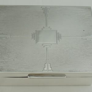 Ottima scatola per sigarette Art Déco in argento sterling, Londra 1938, 115 mm, peso totale 262 g.
