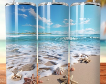 Könnte beinhalten: Drei isolierte Edelstahlbecher mit Strandmotiv. Das Design zeigt einen blauen Himmel mit weißen Wolken, türkisfarbenem Wasser und Muscheln und Seesternen auf dem Sand. Jeder Becher hat einen silbernen Deckel und einen durchsichtigen Strohhalm.