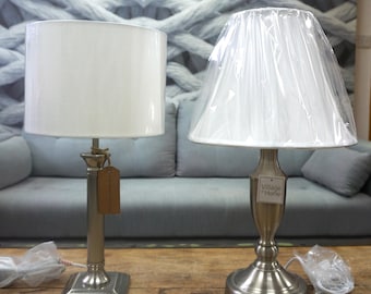 ブラッシュドクロームランプ：モダンなシルバー＆ホワイトのベッドサイド照明