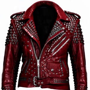 Può includere: Giacca in pelle rossa con borchie argentate e chiusura a zip. La giacca presenta un colletto a revers, spalline e una cintura in vita. Le maniche sono decorate con file di borchie.