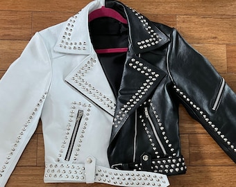 Nietenbesetzte Steampunk-Lederjacke, maßgeschneiderte Punkrocker-Motorradjacke