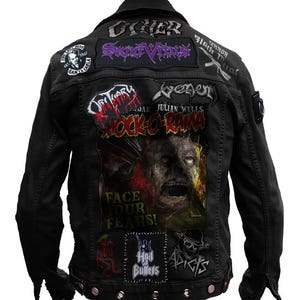 Könnte beinhalten: Eine schwarze Jeansjacke mit verschiedenen Band-Patches, darunter "Obituary", "Scream Bloody Gore", "Shock-O-Rama", "Face Your Fears" und "Had Bullets".