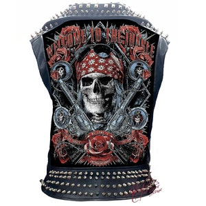 Puede incluir: Chaleco de cuero negro con un diseño de calavera y huesos cruzados. El chaleco tiene un pañuelo rojo, rosas y el texto "Welcome to the Jungle" y "Unconventional". El chaleco está tachonado con tachuelas plateadas.