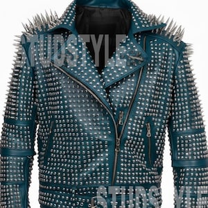 Puede incluir: Chaqueta de cuero verde azulado con tachuelas y púas plateadas. La chaqueta presenta un estilo motero clásico con cuello de solapa, cremallera asimétrica y múltiples bolsillos. Los hombros y las mangas están adornados con púas largas y puntiagudas.