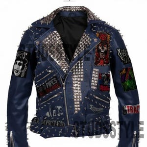 Puede incluir: Una chaqueta de cuero azul marino con tachuelas y púas de metal plateado. La chaqueta presenta múltiples parches con diseños gráficos y texto, cierre de cremallera y cinturón. La chaqueta tiene una estética punk rock.