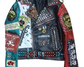 Opvallend echt leren bikerjack met authentieke bandpatches en stoere studs