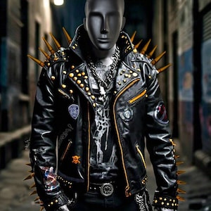 Könnte beinhalten: Schwarze Lederjacke mit goldenen Stacheln und Nieten. Die Jacke hat mehrere Aufnäher und Reißverschlüsse. Eine Schaufensterpuppe trägt die Jacke, eine Halskette und ein grafisches T-Shirt. Punk-Mode.