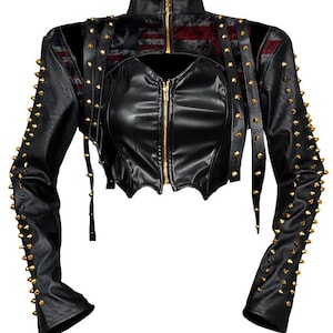 Può includere: Giacca in similpelle nera con borchie coniche color oro sulle maniche. La giacca presenta un collo alto, una cerniera frontale e un design a bustino. Le spalle hanno un motivo rosso e bianco.