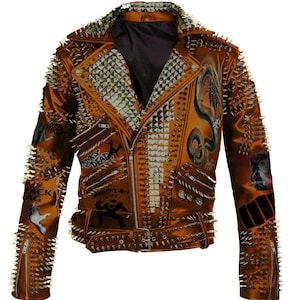 Puede incluir: Chaqueta de cuero marrón con tachuelas y púas de metal plateado. La chaqueta presenta un diseño de dragón y parches con texto e imágenes. Cremalleras y cinturón completan el diseño. Una chaqueta llamativa.