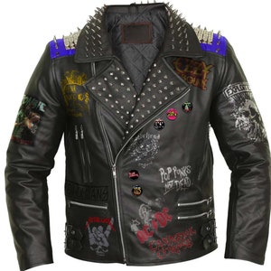 Peut inclure: Veste en cuir noire avec des clous argentés et divers patchs de groupes, dont "Exploited", "The Offspring", "AC/DC", "Cannibal Corpse", "Pop Punks Not Dead", "Misfits", et "Metallica".