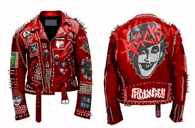 Puede incluir: Chaqueta de cuero roja adornada con numerosos tachuelas y parches met&aacute;licos. La chaqueta tiene una cremallera frontal, m&uacute;ltiples bolsillos y un cintur&oacute;n. La parte trasera muestra un gr&aacute;fico de una cara sonriente y la palabra "PUNKS!!".