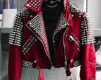 Crimson Red Punk Jacke für Frauen mit Spitzkragen, silbernen Nieten und Gothic Street Defiance