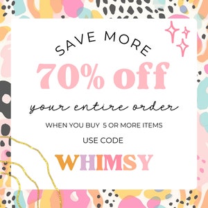Peut inclure: Une carte blanche avec un fond de motif abstrait rose et noir. La carte a un rectangle blanc au centre avec du texte noir qui dit "SAVE MORE 70% off your entire order WHEN YOU BUY 5 OR MORE ITEMS USE CODE WHIMSY".