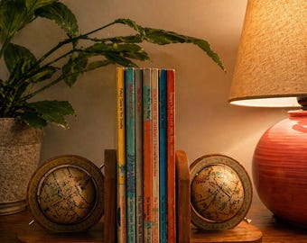 Vintage oude wereld boekensteunen met draaiende wereldbol | Zona Torrida | Houten basis