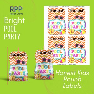 Op de afbeelding: Een set printbare sapzak-labels met een oranje en wit chevronpatroon en de tekst Honest Kids en Pool Party. Het ontwerp bevat illustraties van een zwarte zonnebril, gele slippers en een kleurrijke strandbal.
