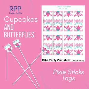 Puede incluir: Un conjunto de etiquetas imprimibles para fiestas con cupcakes rosas y mariposas con el texto Cupcakes and Butterflies, RPP Paper Crafts y RIA's Party Printables. Tres palitos blancos están unidos a etiquetas cuadradas individuales.