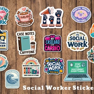 Puede incluir: Una colección de pegatinas coloridas para trabajadores sociales con varios diseños y textos, incluyendo frases como "Social Work Heart Work", "Fueled Coffee and Compassion" y "Mental Health Matters". Las pegatinas están dispuestas sobre un fondo de madera.