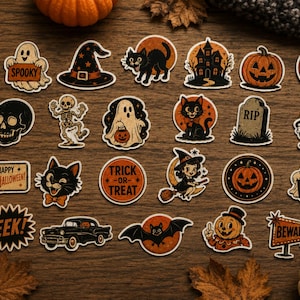 Puede incluir: Una colección de veinticuatro pegatinas con temática de Halloween que incluyen ilustraciones de fantasmas, gatos negros, calabazas, una bruja, una calavera, un esqueleto, una lápida, un murciélago, un caramelo, un coche antiguo y textos como Spooky, RIP, Happy Halloween, Trick or Treat, Boo, Eek y Beware.